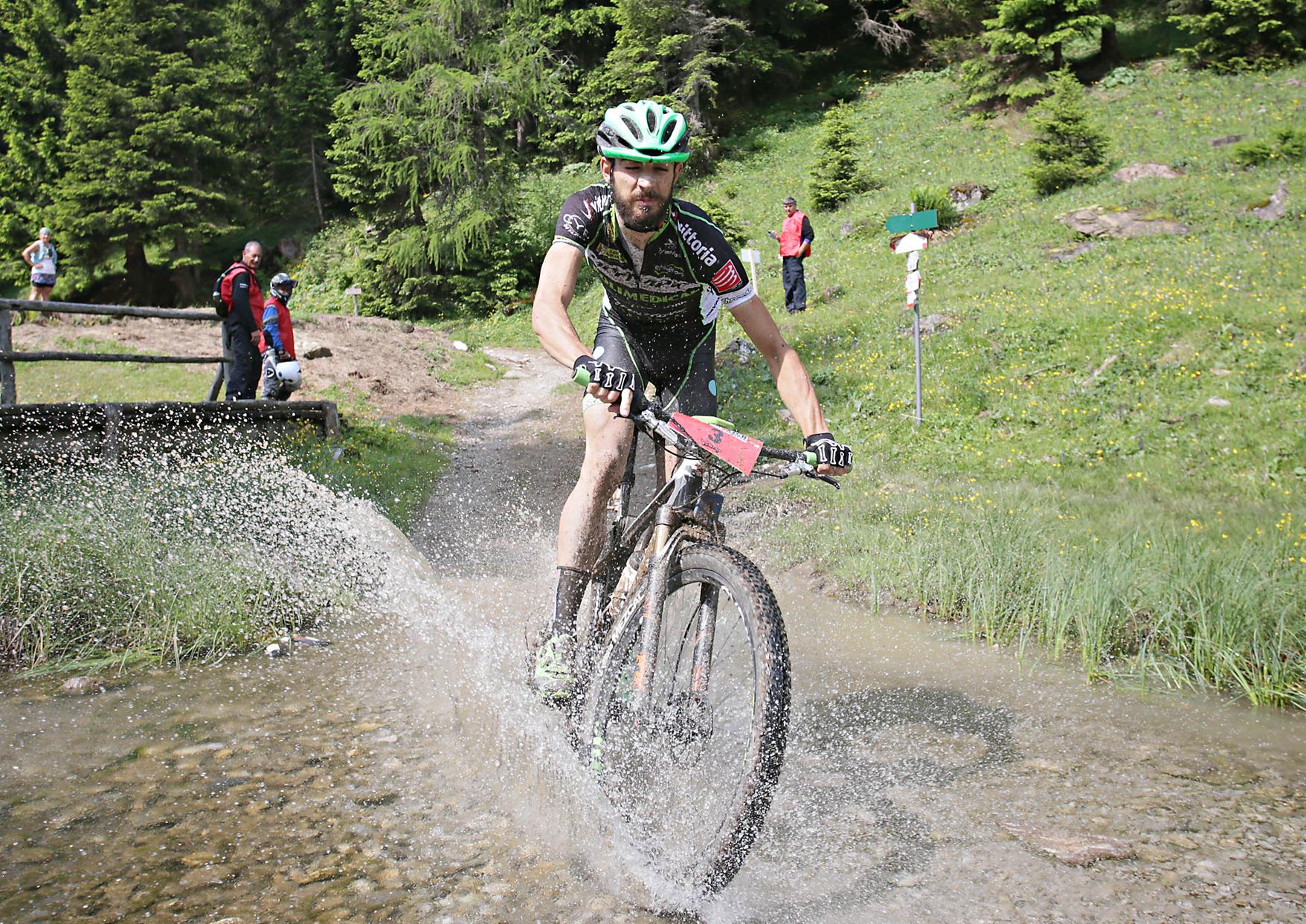 Pietro Sarai in un passaggio al Lago di Valagola