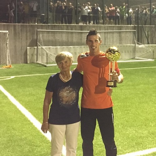 Marlene Riviera, moglie di Armando, premia il capitano termale Thomas Lorenzi