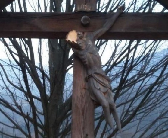 crocefisso sfregiato - foto da il Trentino