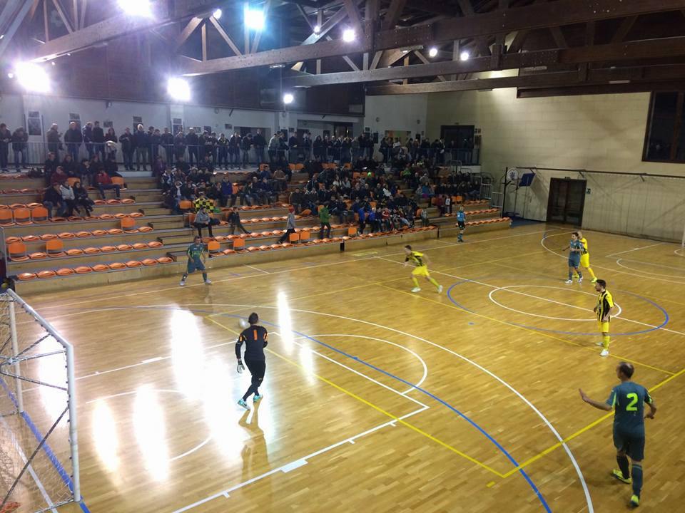 Nel Derby Calcio A 5 Comano Fiave Pub Saloon-Fiave 1945 decide Devilli