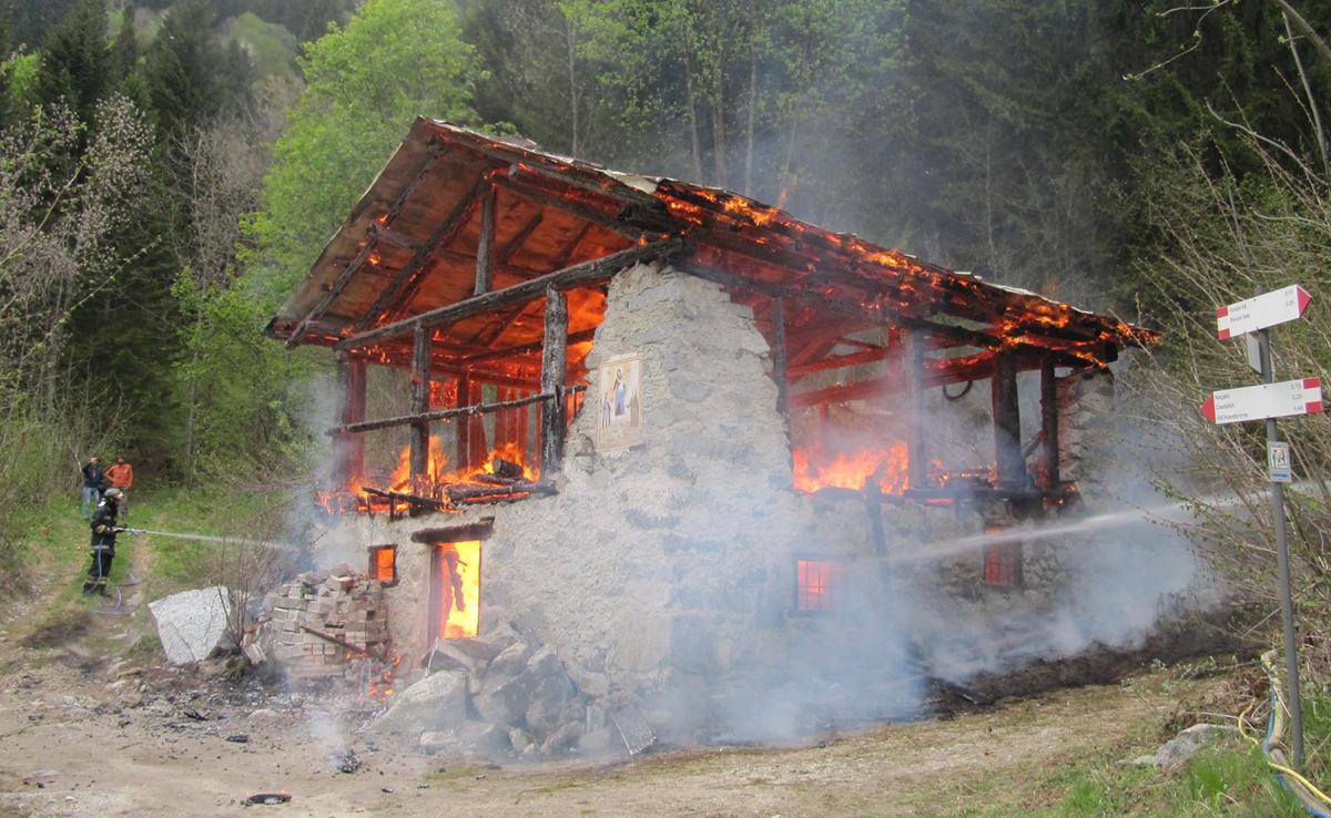 incendio cavaipeda - 2- foto Vigili Del Fuoco Madonna di Campiglio