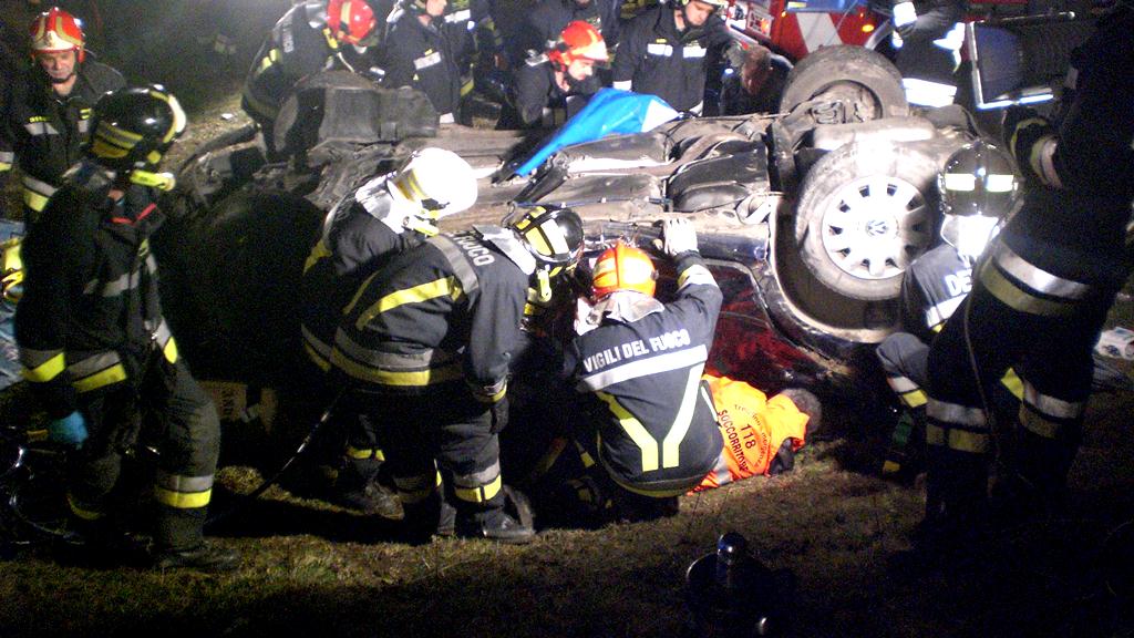 Incidente a  Roncone: gravissime le condizioni di Paolo Mussi, il conducente della golf, uscita di strada nel giorno del suo compleanno