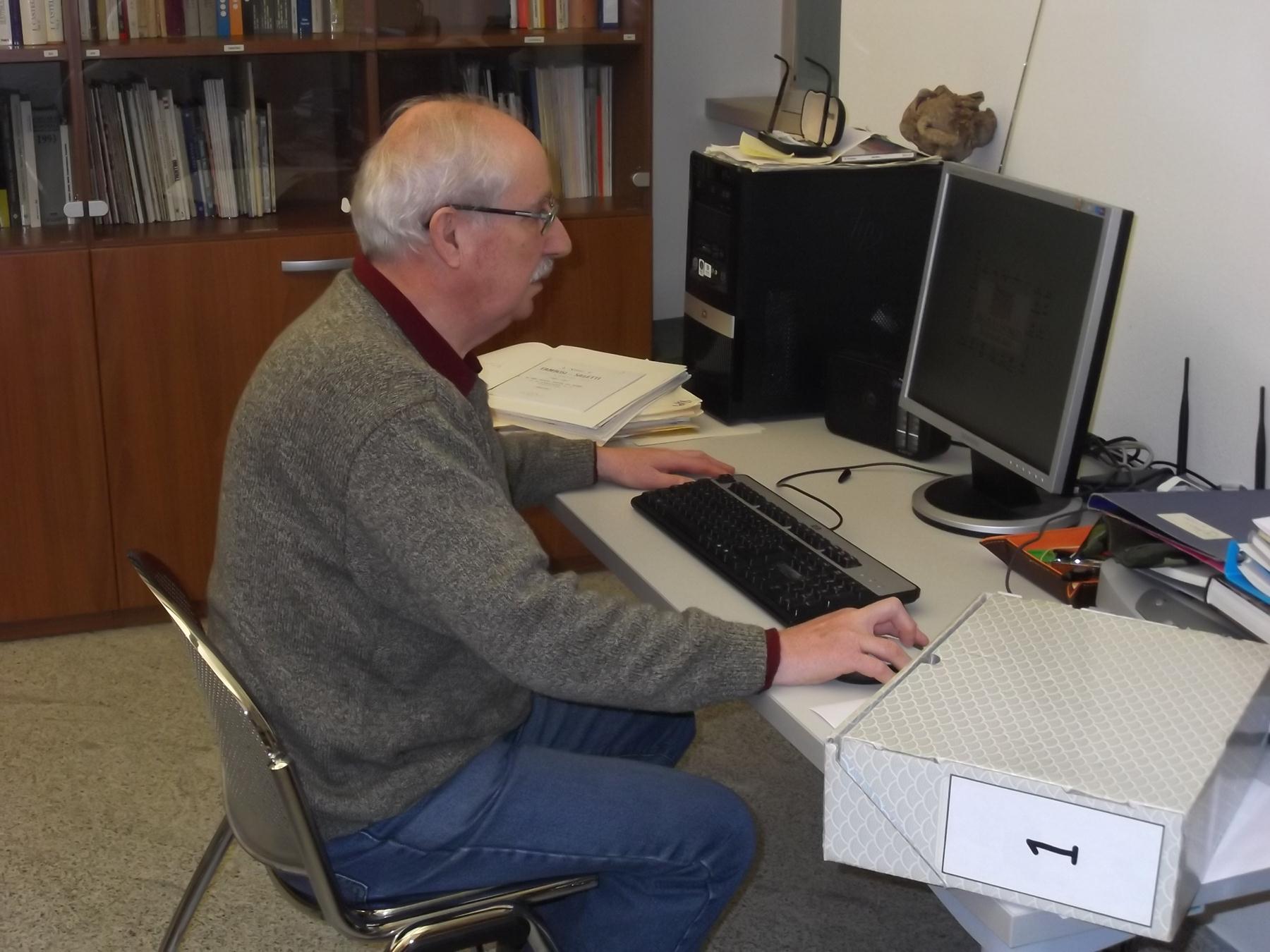 rudi scalfi al lavoro  nella sede dellarchivio  a Ragoli - giudicarie