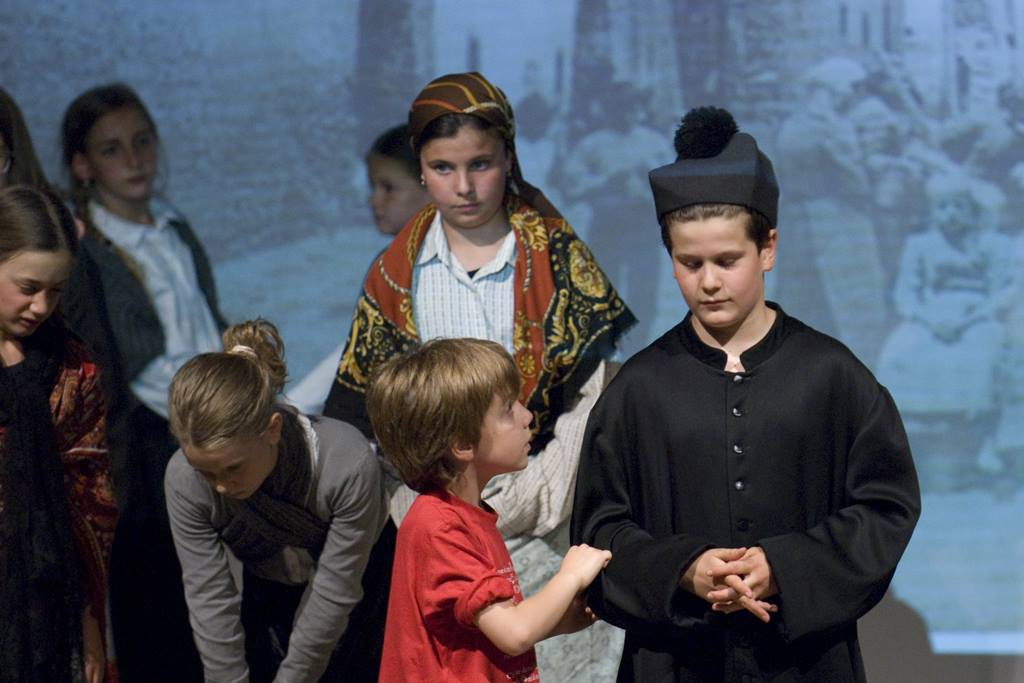 Monsignor Perli A tione la rappresentazione degli scolari di Bolbeno e Zuclo - foto Luca Bertolini