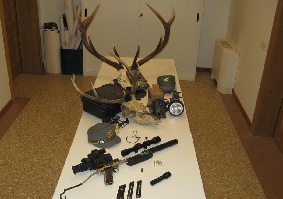 Operazione di antibracconaggio. Denunciati padre e figlio per lalterazione delle armi  furto di una fototrappola e furto venatorio