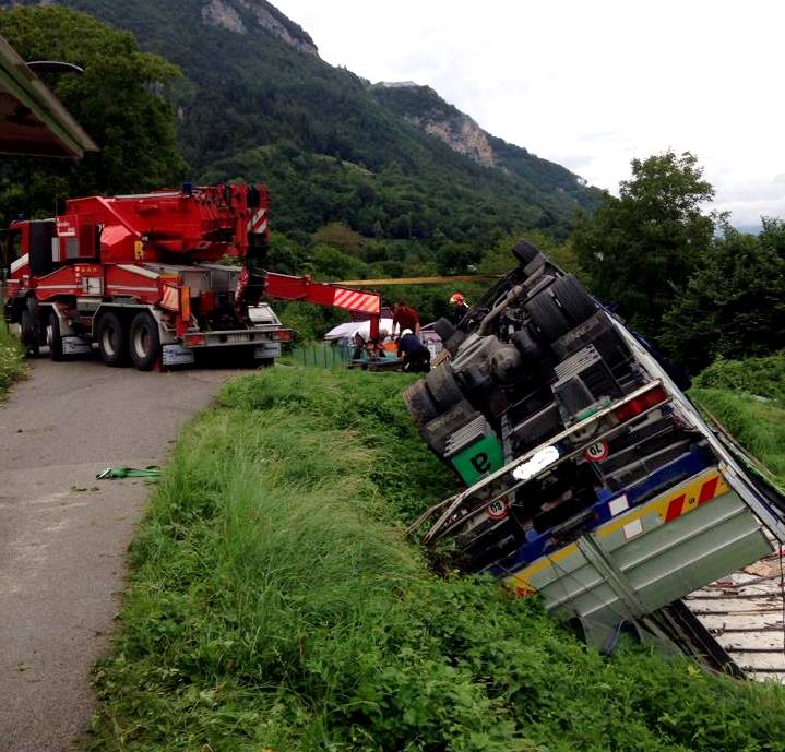 Camion ribaltatio a praso incidente