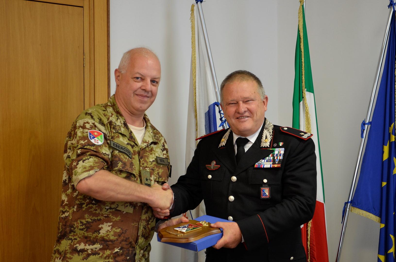 Stretta di mano tra il generale Dario Buffa e il generale Georg di Pauli - 30 luglio 2015