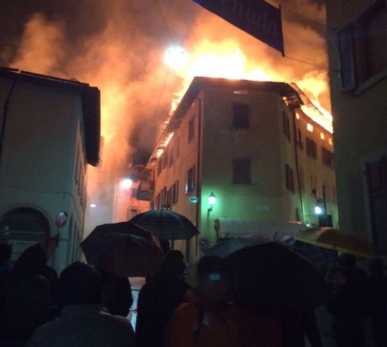 Incendio-a-Tione-nella-notte-