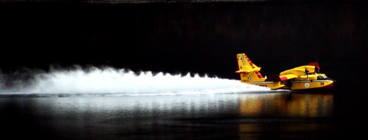 Foto Sergio Balduzzi - canadiar rifornimento sul lago dIdro