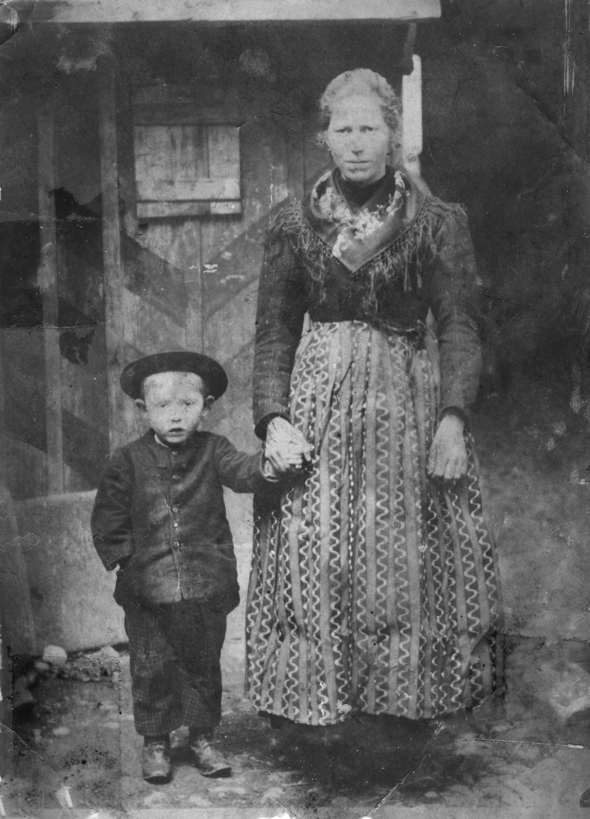 Santina Zontini con il figlio Antonio davanti a una baracca militare a Spenigol G. Zontini b