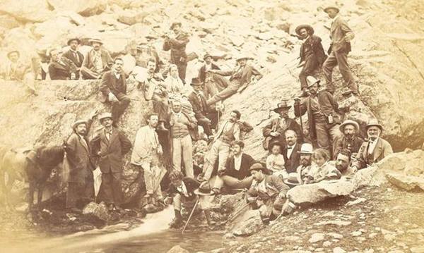 Alcuni soci del CAI riuniti nel 1874 a Pian del Re nellalta Valle Po in provincia di Cuneo - foto Archivio fotografico Museo Nazionale della Montagna