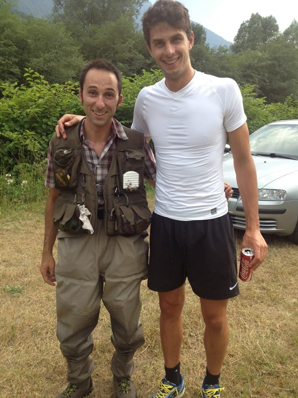 Andrea Ranocchia con un volontario dellAssociazione Pescatori AltoSarca