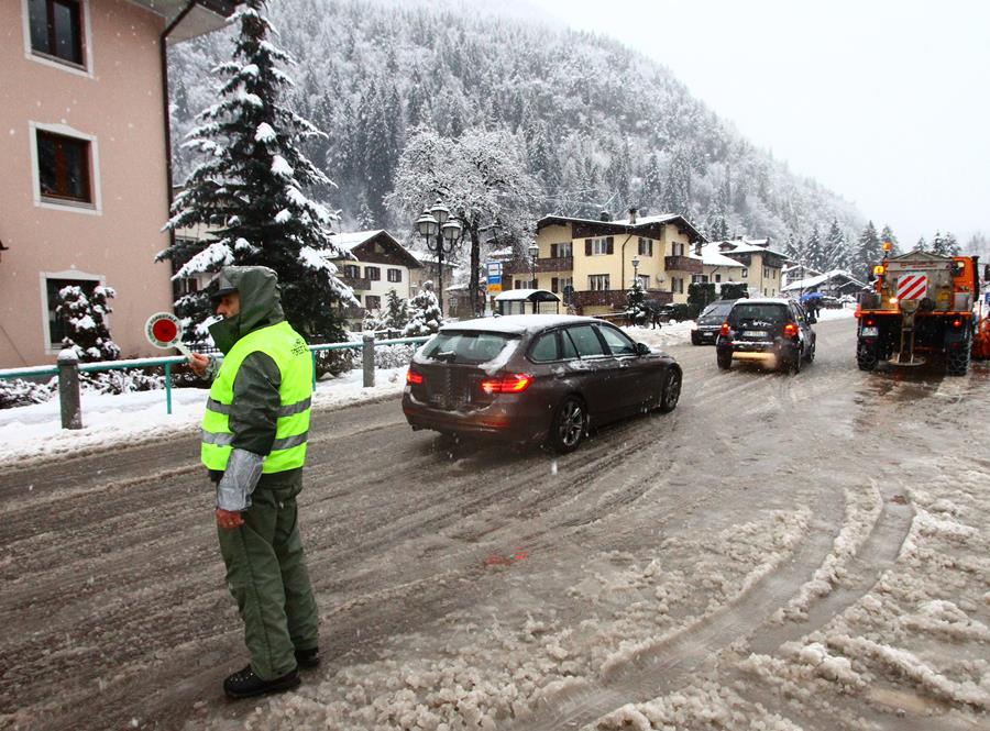 Carisolo posto di controllo pneumatici prima della salita a Campiglio