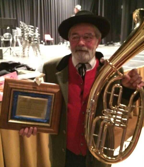 Flavio Maturi con la targa e il suo strumento