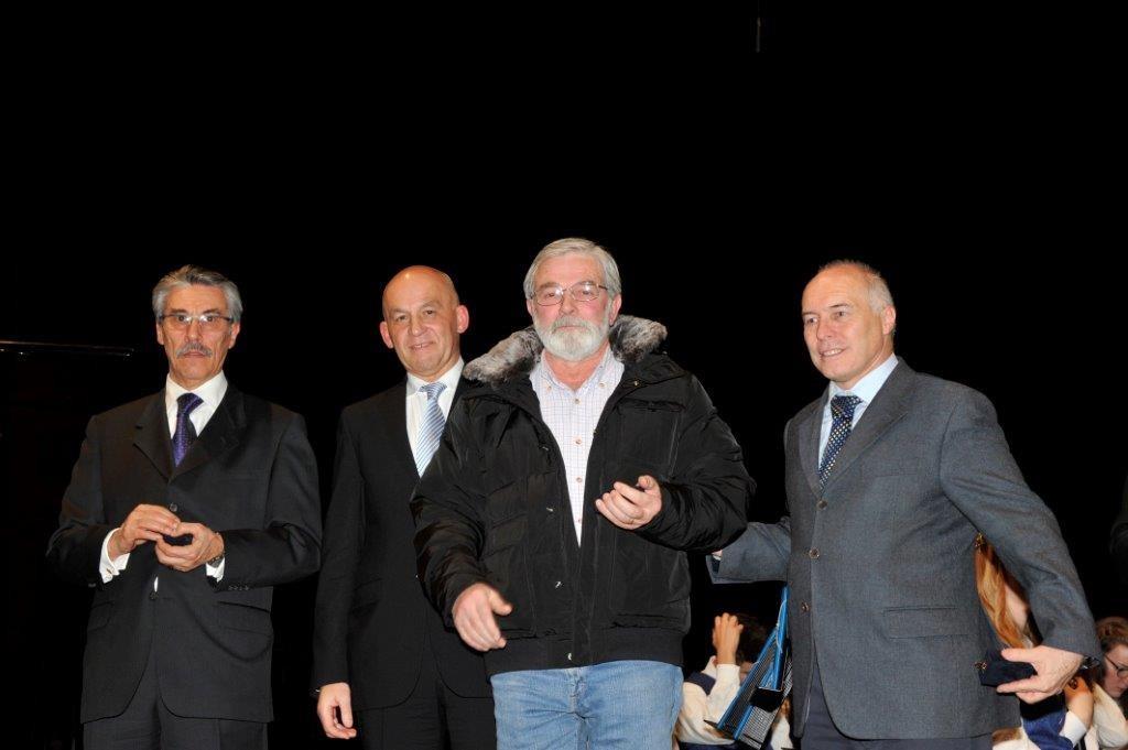 Flavio Maturi premiato al Santa Chiara dallassessore mellarini e dal senatore Panizza