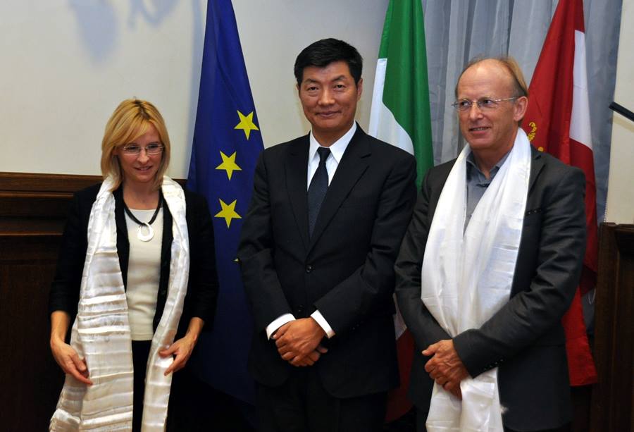 Lassessore Ferrari il primo ministro tibetano Lobsang Sangay e Roberto Pinter 1