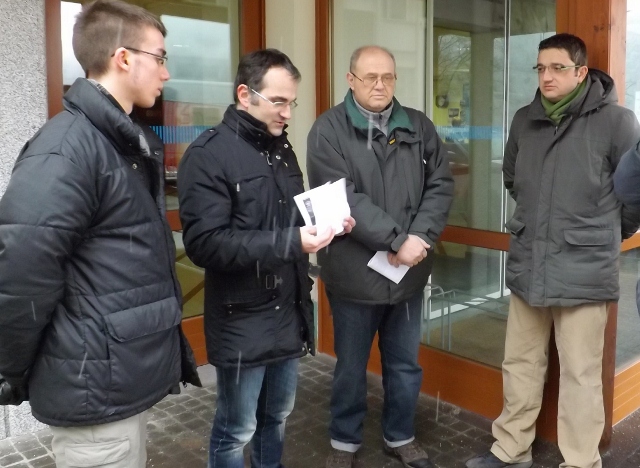 Lega Nord protesta fuori dall'ospedale di tione