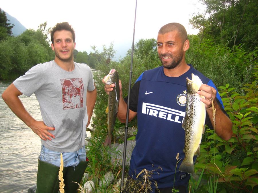 Walter Samuel con le due super trote di oltre 15 kg pescate nel Sarca