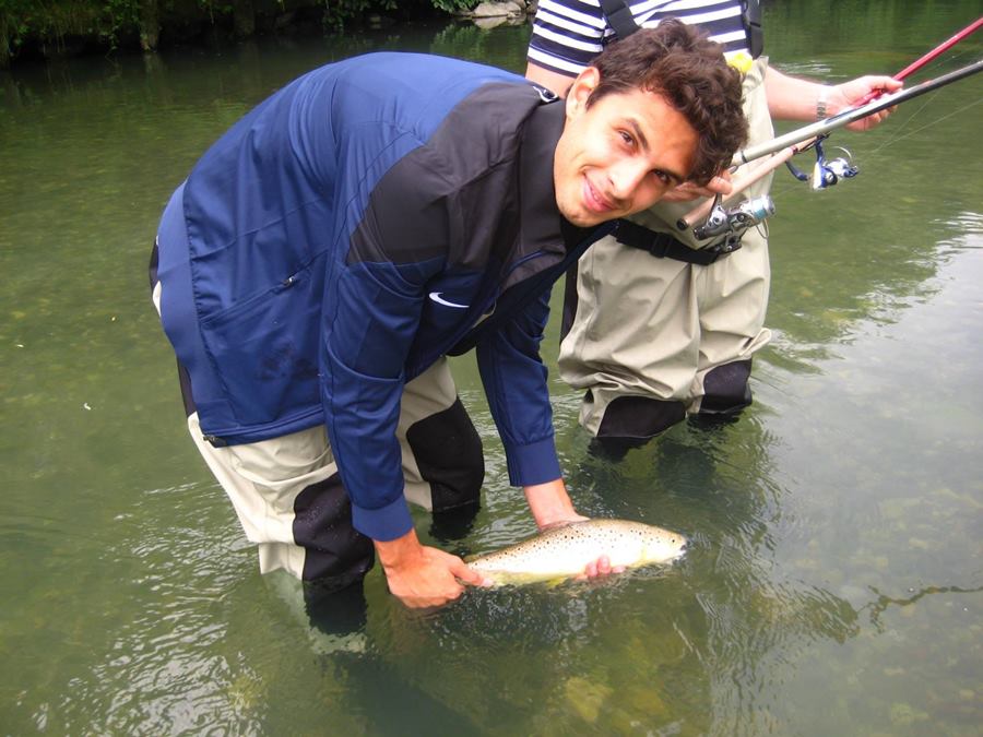 il difensore Andrea Ranocchia con una Fario di quasi 2kg pescata nel Sarca