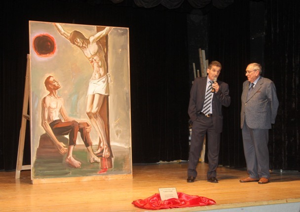 il sindaco Luigi Tisi con Giordano di Prata e il dipinto di Oscar di Prata - foto Matteo Ciaghi