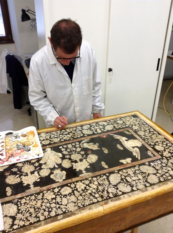 Antonello Pandolfo mentre restaura il tavolo con piano in scagliola foto archivio Soprintendenza 3