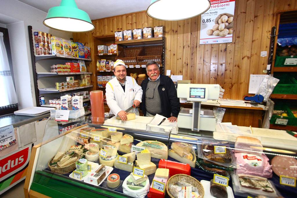 Giancarlo Onorati dipendente della cooperativa  di Massimeno e Ornello Binelli presidente coop pinzolo