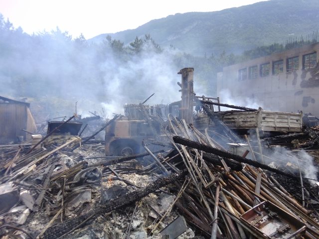 incendio di San Lorenzo- magazzino di Nicola aldrighetti macerie