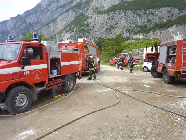 incendio di San Lorenzo- vigili del fuoco allopera per domare le fiamme del magazzino di Nicola aldrighetti
