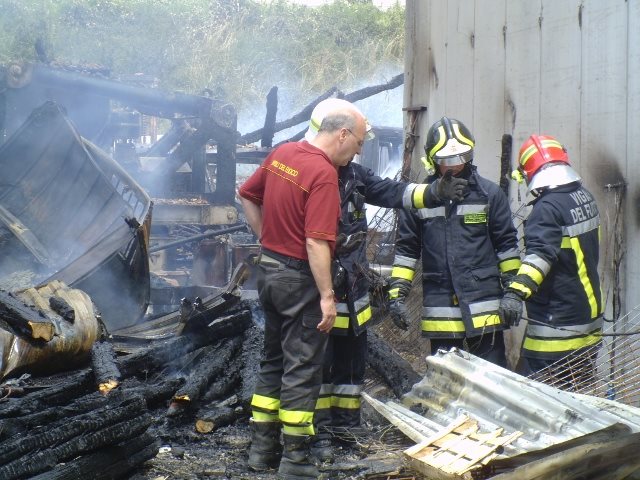 incendio di San Lorenzo i vigili del fuoco al lavoro per domare le fiamme del magazzino di Nicola aldrighetti