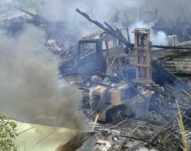 incendio di San Lorenzo in banale- macerie nel magazzino di Nicola aldrighetti