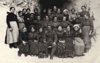 Donne Cimego lavorano ai forti del Nozzolo 1914b