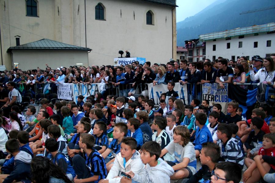 ritiro Inter a Pinzolo 2013 - Piazza san Giacomo gremita di nerazzurri