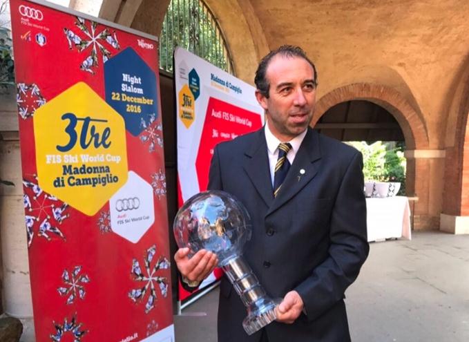 Il Presdidente Adriano Alimonta impegnato in unattività promozionale legata alla 3TRE