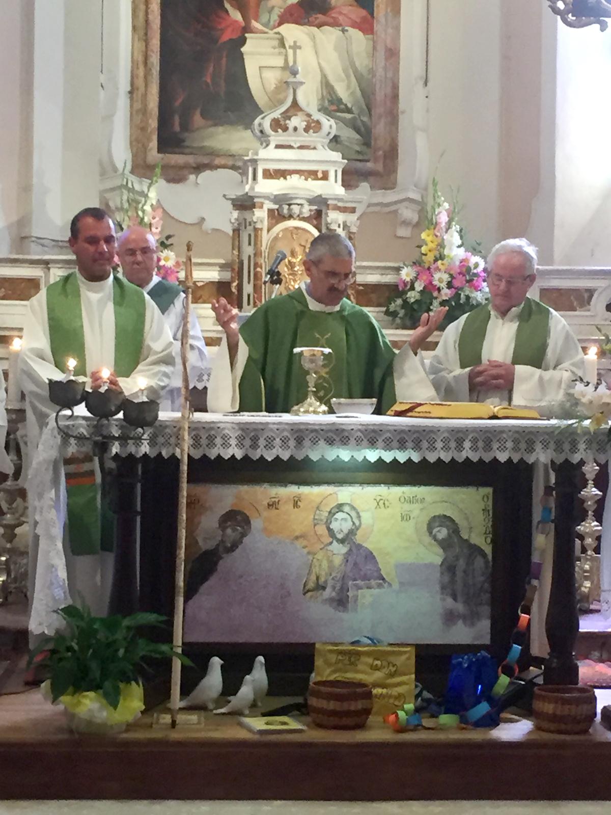 Tavodo oltre 300 persone per lultima messa nel Banale di don Gianfranco Innocenti 3