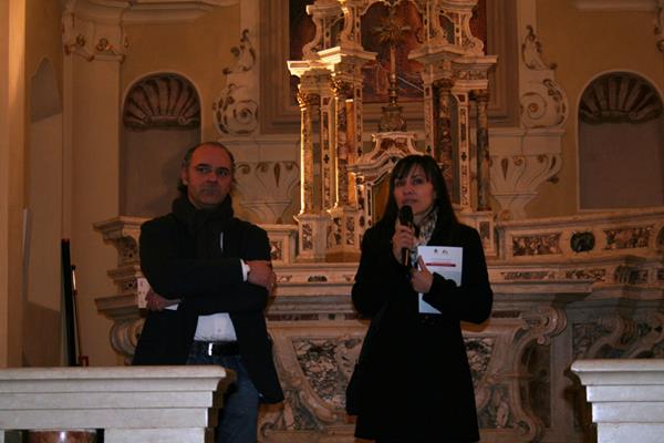 010 Studio Arte Zanetti 21.12.2013 Inaugurazione Luomo e la montagna Antica Chiesa di San Barnaba in Bondo - il sindaco Bonenti e la presidente della Comunità Ballardini