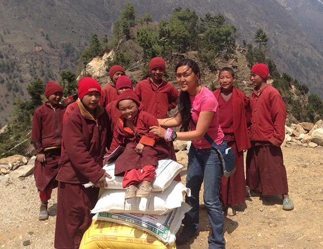Pinzolo assegnata a Pasang Lhamu Sherpa Akita la 45 Targa dargento del Premio Internazionale della Solidarietà Alpina