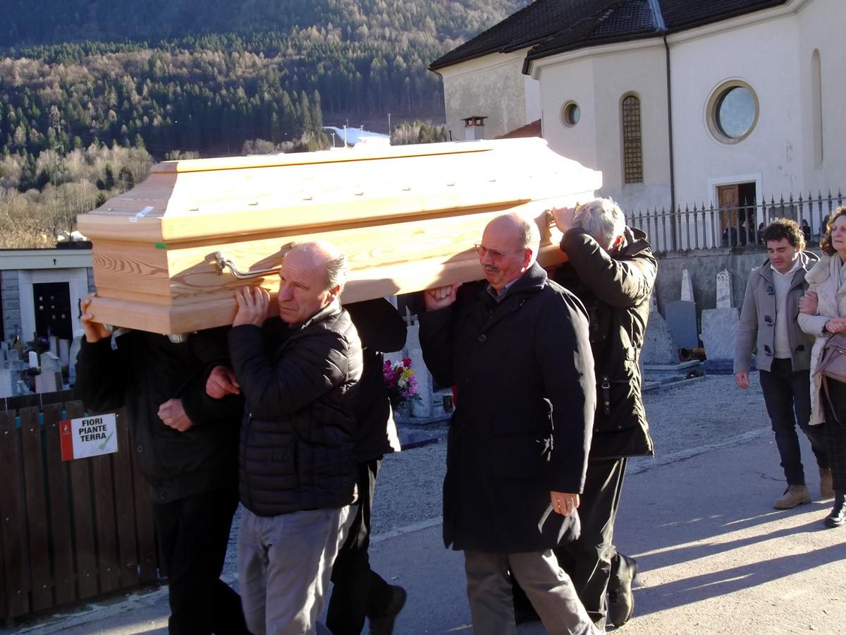verso il cimitero - Tione - esequie Stefano Paoli