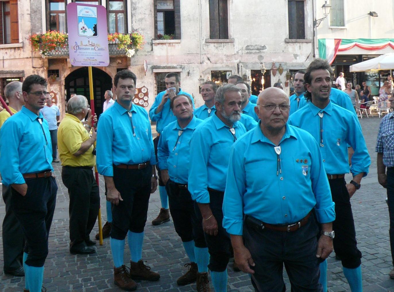 Arrigo Ferrari in primo piano in una trasferta col coro Presanella a Bassano