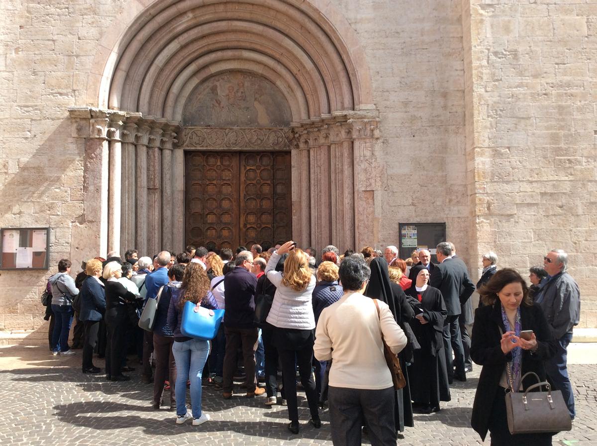 Fin da mezzogiorno i fedeli attendono che si aprano le porte del Duomo