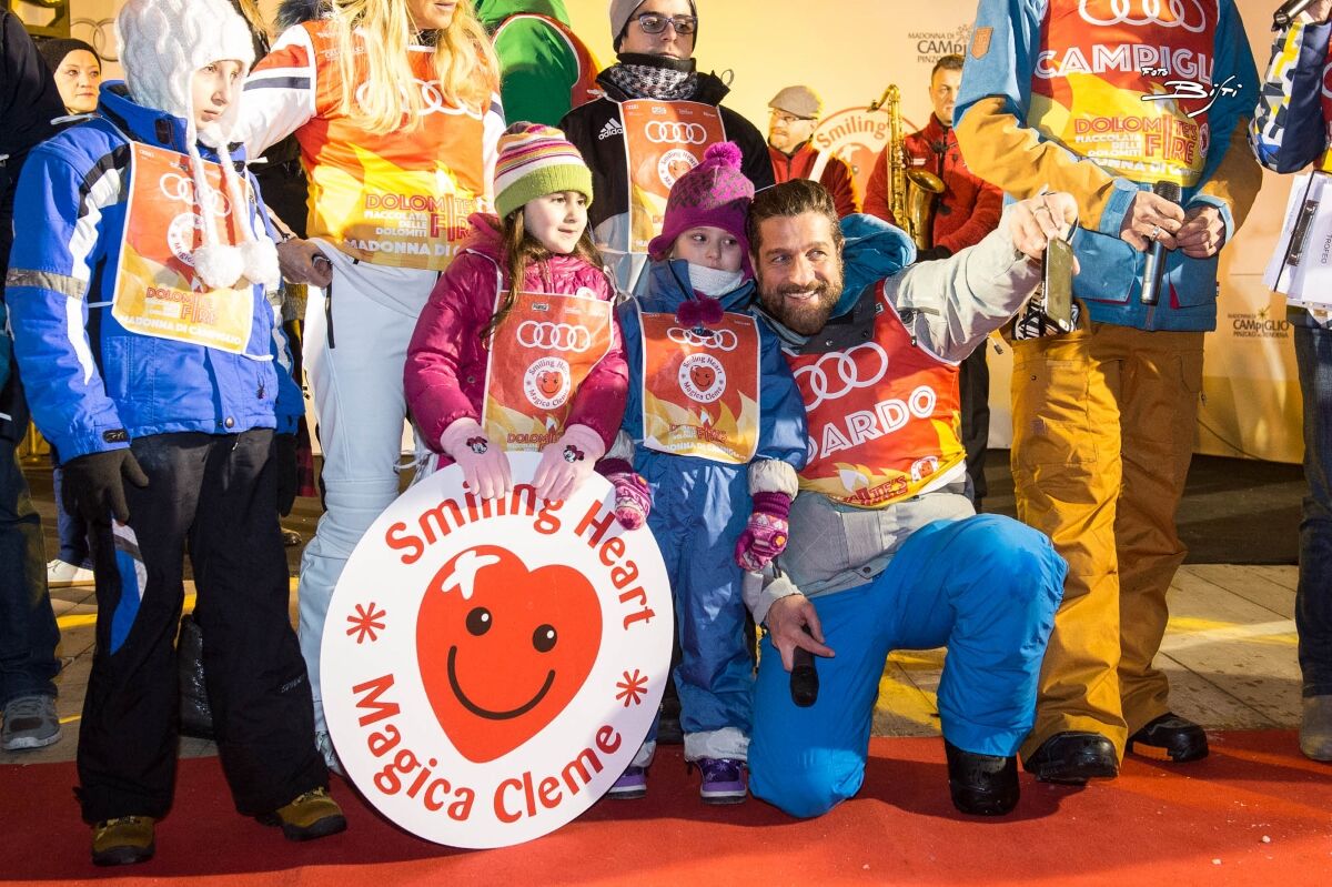 I ragazzi di Magica Cleme con linviato di Striscia la Notizia Edoardo Stoppa Foto Paolo Bisti 
