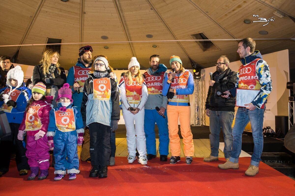 I ragazzi di Magica Cleme sul palco insieme agli ospiti dellevento da sinistra Elenoire Casalegno Zoran Filicic Claudia Peroni Edoardo Stoppa e la Madrina Cristina Parodi Foto Paolo Bisti 