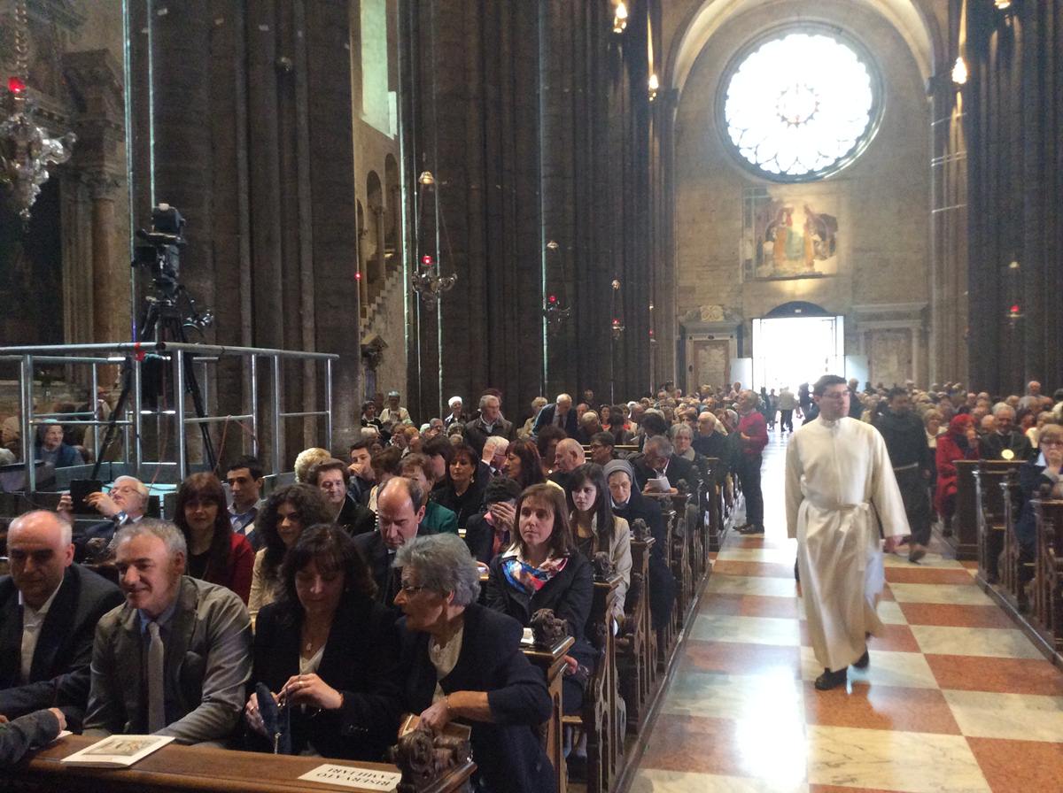 Il Duomo si riempie in attesa dellarrivo di monsignor Lauro Tisi in prima fila i suoi famigliari la mamma la sorella e i due fratelli
