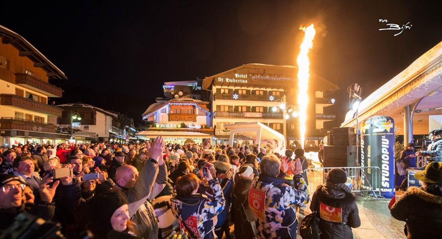 Il momento conclusivo di Dolomites Fire 2016 una fiamma di oltre 6 metri si è innalzata sullo splendido scenario di Piazza Sissi a Madonna di Campiglio - foto Paolo Bisti