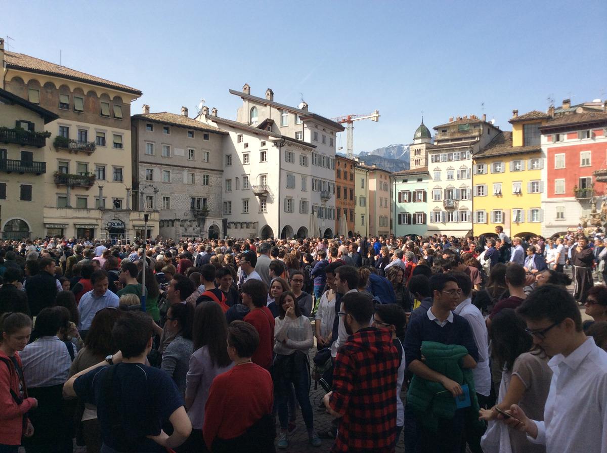 Piazza Duomo allarrivo del nuovo Arcivescovo di Trento monsignor Lauro Tisi