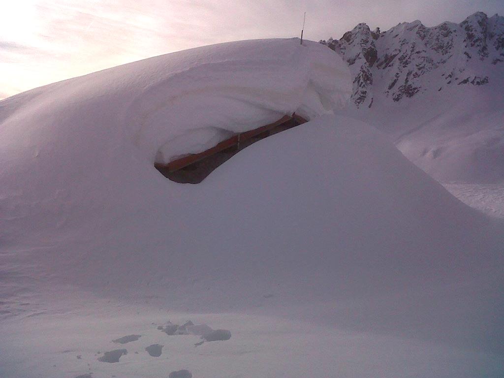 Rifugio segantini sommerso dalla neve