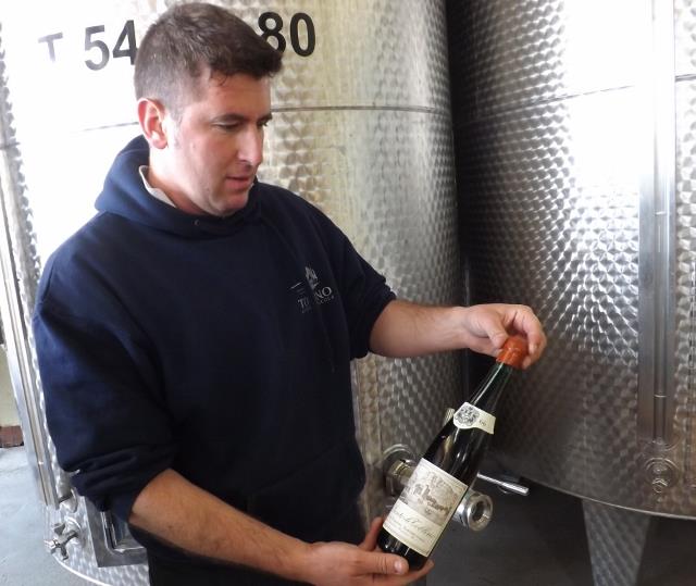Una delle pregiate bottiglie di Vin Santo