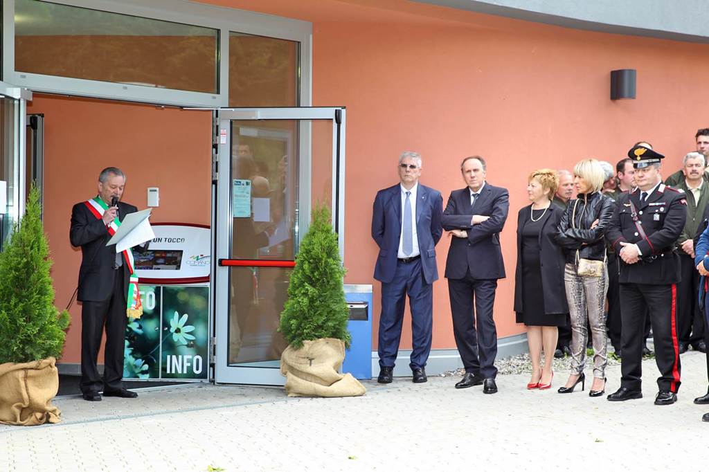 inaugurazione piscina San Lorenzo in Banale Il sindaco Rigotti con Tonina Berasi - foto Carlo Boni