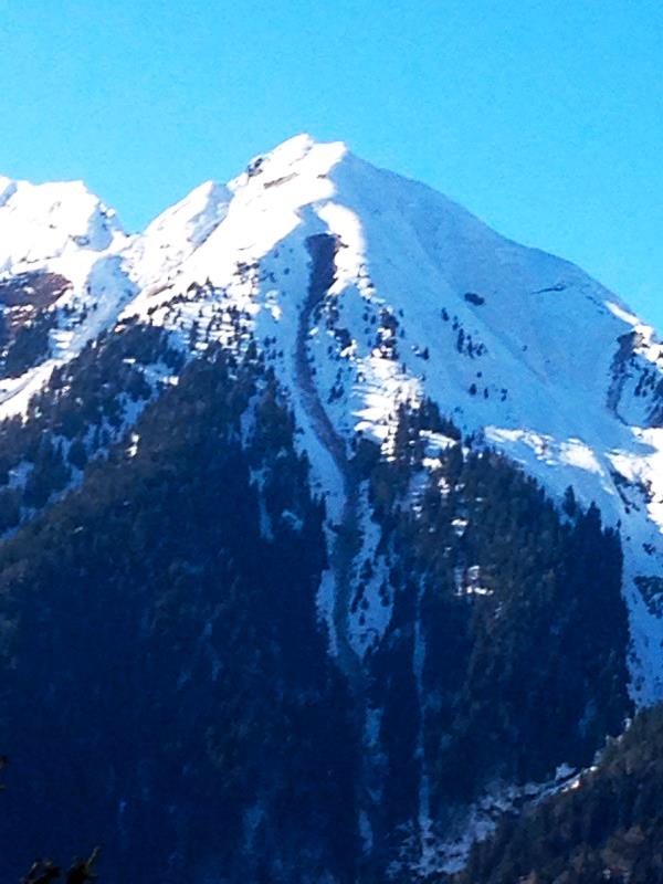 valanga caduta il 9 marzo intorno alle 13 dalla cima lancia sul versante est- foto ermanno salvaterra valanga caduta il 9 marzo intorno alle 13 dalla cima lancia sul versante est- foto ermanno salvaterra