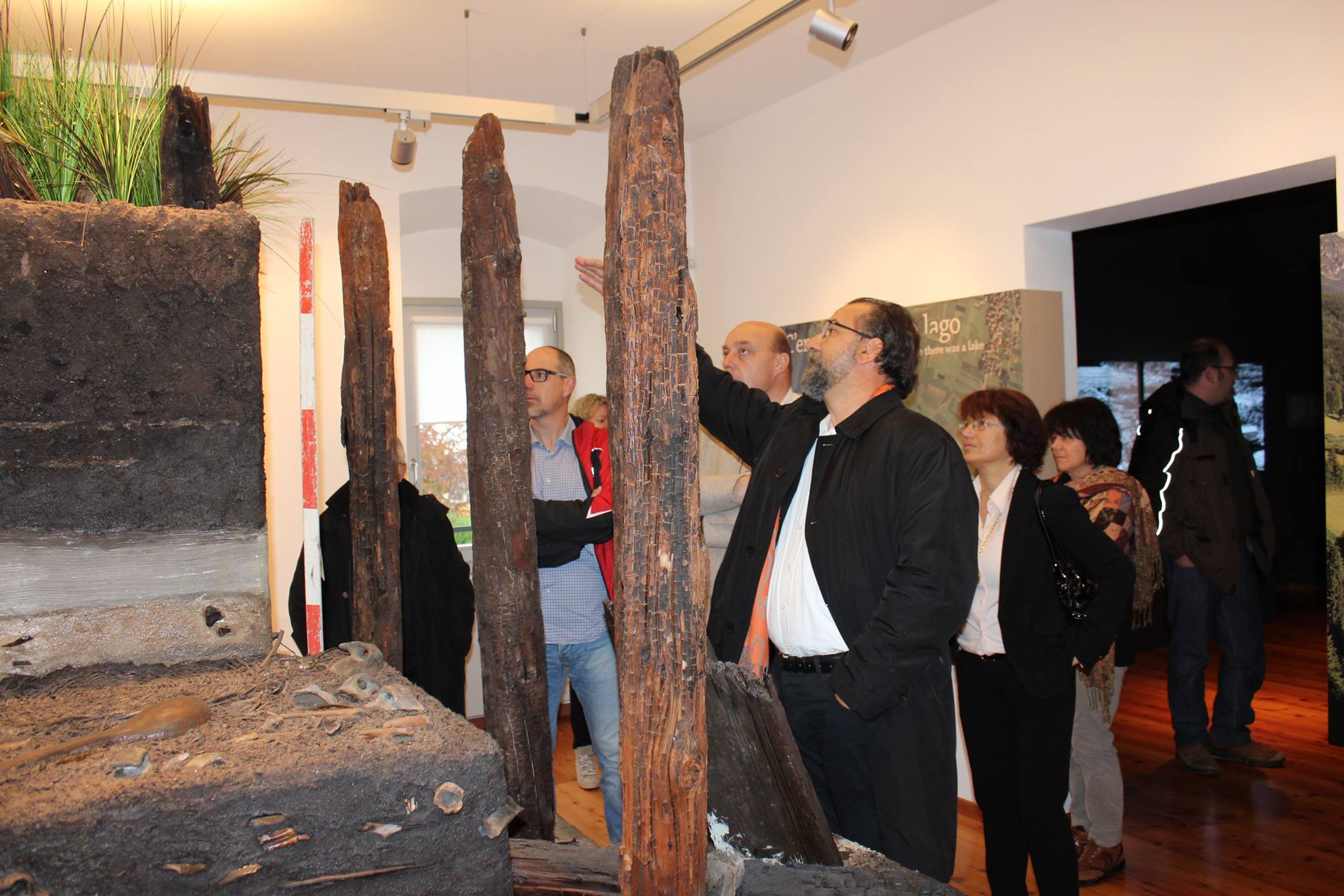 Diego Moltrer in visita a Fiavè al museo delle Palafitte Nicoletta Aloisi sindaco di Fiavè