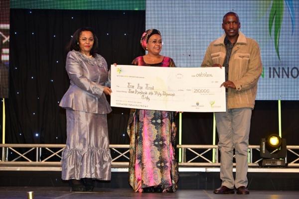 progetto di  riforestazione Tree is Life sostenuto dal Trentino ha vinto in Kenya il Green Innovation Award 1